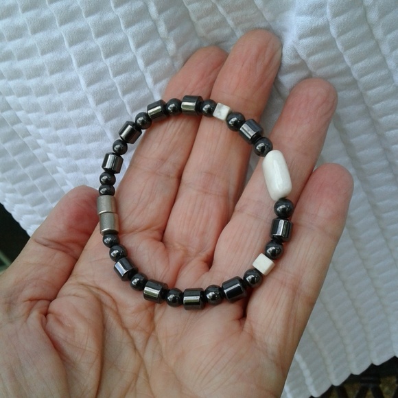Hematite magnetic bracelet beige center stone. - Picture 4 of 7